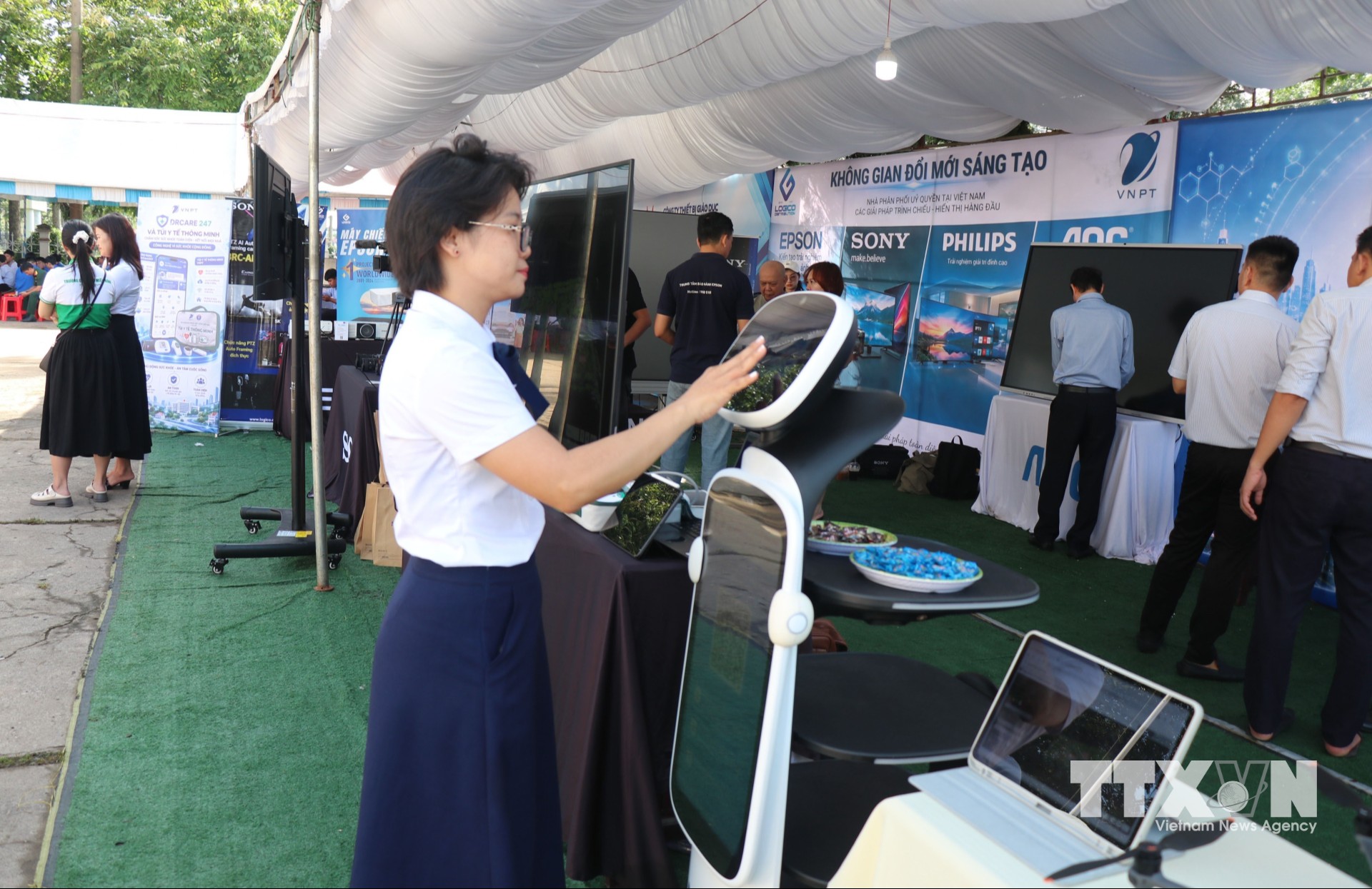 Người dân trải nghiệm các thiết bị, giải pháp công nghệ tại khu vực trưng bày dịch vụ hành chính công trong khuôn khổ hoạt động ra mắt Không gian đổi mới sáng tạo phường Bình Phước. (Ảnh: Đậu Tất Thành/TTXVN)